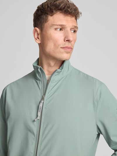 Männermodel trägt blouson mit tweewegritssluiting model 'SCRIP' van CINQUE in lichtgroen katoenmix met stretch, regular fit, nahaufnahme bovenlichaam.