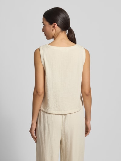 Frauenmodel trägt Regular Fit Bluse Aus Viskose-Mix Modell 'Daria' von MSCH Copenhagen in Beige, Ärmelloses-Design, Rückenlänge 49 cm, Ganzkörperansicht Rückansicht.