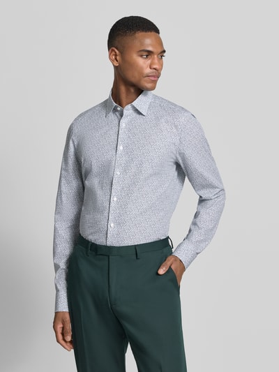 Männermodel trägt Slim Fit Business-Hemd im Allover-Look mit Kentkragen von OLYMP Level Five, Reine Baumwolle, Ganzkörperansicht von vorne. Rückenlänge 70 cm, Schulterbreite 42 cm, Ärmellänge 67 cm bei Größe 40.