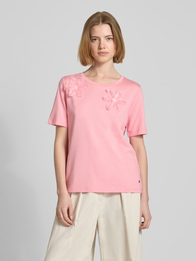 Frauenmodel trägt Regular Fit T-Shirt mit floralem Zierbesatz von monari in Rosa, Baumwoll-Modal-Mix, Rundhalsausschnitt, Ganzkörperansicht von vorne.