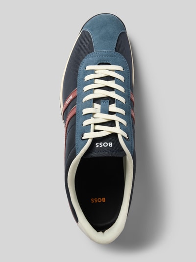 Produktfoto, sneakersy z nadrukiem z logo model 'ZAYN_TENN_BNYMI' od BOSS Orange, granatowe, czerwone i kremowe kolory, wyraźna tekstura tkaniny