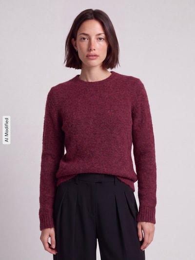 Frauenmodel trägt bordeauxroten Regular Fit Pullover aus Woll-Mix Modell 'LULU' von Selected, rauhe Textur, Damen Pullover, Ganzkörperansicht von vorne, KI-modifiziertes Bild.