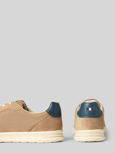 Productfoto, beige Sneaker uit gecoat leer model 'Powder' van bugatti, afgeronde vorm, gestructureerde zool, blauwe details, label- en logo-accenten, maat 44 hakhoogte 3 cm, schachthoogte 8 cm, schachtbreedte 10 cm