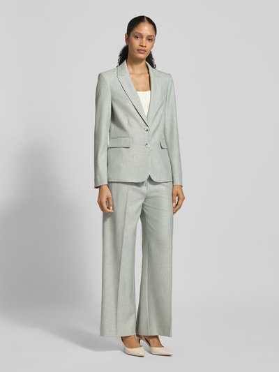 Frauenmodel trägt Regular Fit Blazer aus Viskose-Mix mit Reverskragen von Comma, hellgrau, Pattentaschen, 2-Knopfleiste, Ganzkörperansicht von vorne. Rückenlänge 69 cm, Brustweite 43 cm, Ärmellänge 62 cm, Regular Fit, Elastischer Viskose-Mix.