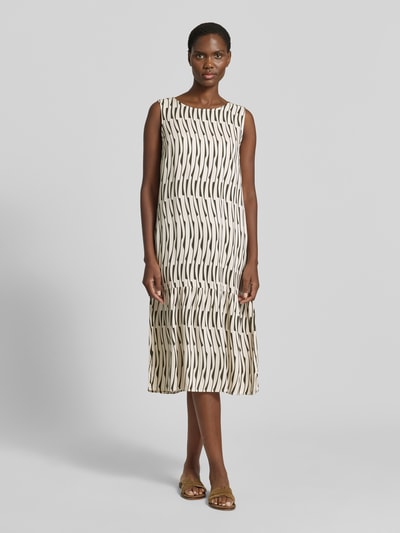 Frauenmodel trägt Midikleid mit rückseitigem Schlüsselloch-Ausschnitt von OPUS aus Reine Viskose, Gerader-Schnitt, Modell 'Wicy bamboo', cremefarben mit schwarzen Bambusmuster, Rundhalsausschnitt, Rückenlänge 115 cm, Brustweite 49 cm, Ganzkörperansicht von vorne.
