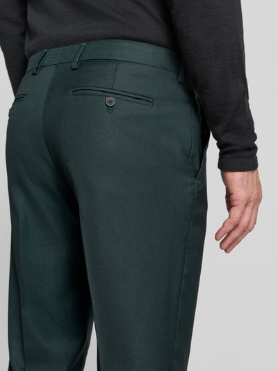 Männermodel draagt Fein strukturierte pantalon met persplooien van Christian Berg Men, gestructureerd, regular fit, achterzakken, bandwijdte maat 50: 36 cm, binnenbeenlengte maat 50: 76 cm. Detailaufnahme.