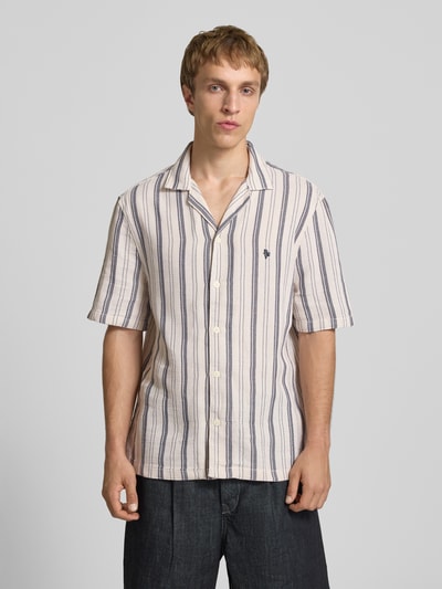 Männermodel trägt Relaxed Fit Freizeithemd mit Logo-Stitching von REVIEW, cremefarben mit blauen Streifen, Reverskragen, Knopfleiste, Ganzkörperansicht von vorne