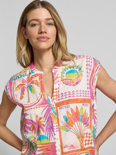 Frauenmodel trägt Blusentop aus Baumwolle im Allover-Look von Emily Van den Bergh in bunten Farben, legerer Regular Fit, Nahaufnahme Oberkörper.
