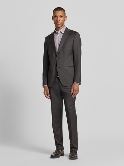 Männermodel trägt Slim Fit Business-Hemd mit Kentkragen von Jake*s aus Reine Baumwolle, Knopfleiste, Sportmanschetten, Ganzkörperansicht von vorne.