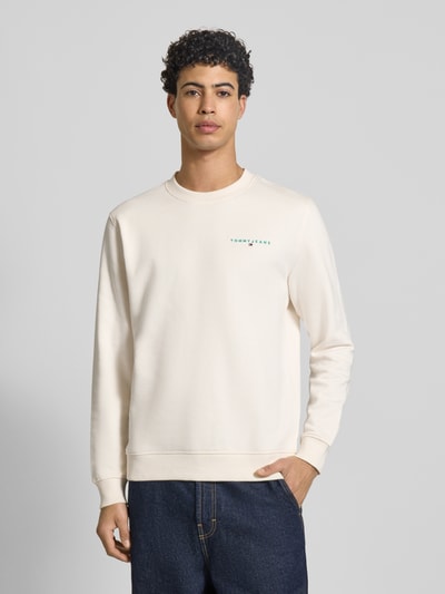 Mannelijk model draagt Regular Fit Sweatshirt uit katoenmix Model 'LINEAR CREW' van Tommy Jeans, look: effen, applicatie met labelstitching, polokraag, lange mouw, mouw- en rompzoom geribd, sweat materiaalverwerking, voorkant van het bovenlichaam.