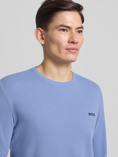 Męski model nosi Regular Fit Langarmshirt aus Baumwoll-Mix od BOSS, jasnoniebieski, faktura wafel, logo, uniwarny, zbliżenie na górną część ciała.
