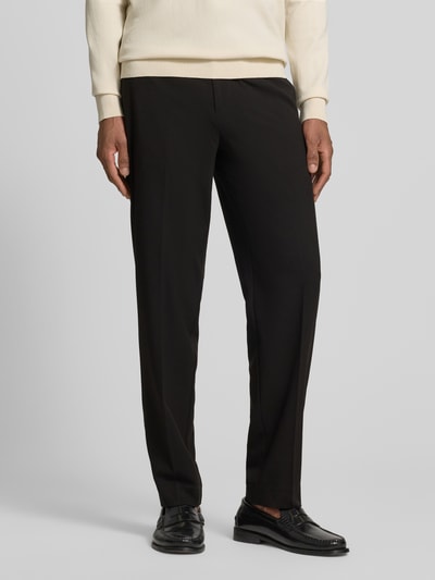 Männermodel trägt Slim Fit Stoffhose mit Viskose-Anteil von Lindbergh, elastischer Material-Mix, Bügelfalte, Eingrifftaschen, Nahaufnahme Unterkörper.