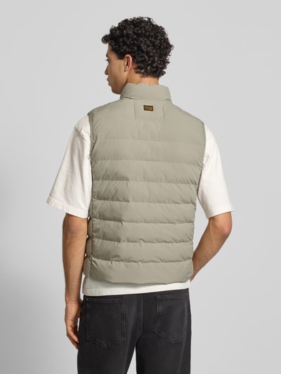 Männermodel trägt Regular Fit Weste in Stepp-Optik Modell 'Foundation' von G-Star Raw, grau, gefütterter Stehkragen, Rückenansicht, Ganzkörperansicht Rückansicht.