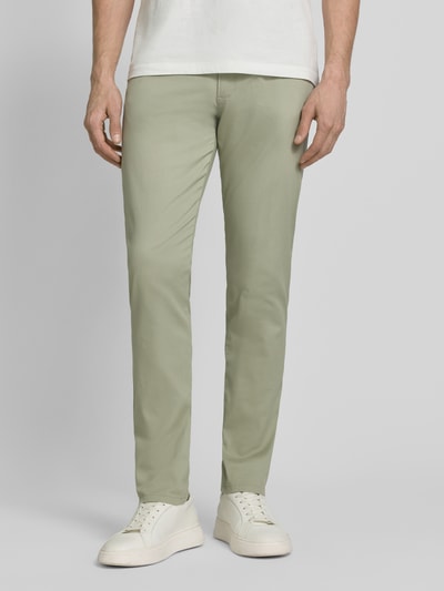 Mannenmodel draagt Regular Fit broek met steekzakken model 'CORDOBA' van bugatti, mix van katoen en elastaan, regular fit, binnenbeenlengte bij maat 32/32: 80 cm, bandwijdte bij maat 32/32: 43 cm, vooraanzicht volledige lichaamsopname.