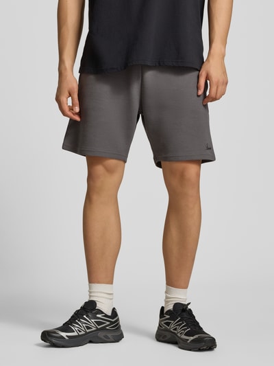 Männermodel trägt Shorts mit Strukturmuster von REVIEW in dunklem Grau, Baumwoll-Mix, Regular-Fit, elastischer Bund, Nahaufnahme Oberschenkel.