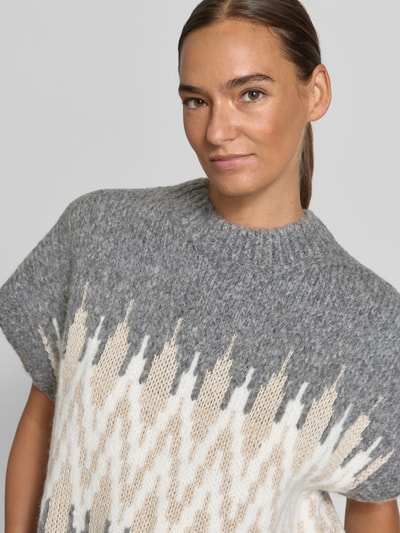 Frauenmodel trägt Regular Fit Shirt mit Woll-Viskose-Kaschmir-Anteil von JOOP!, wielokolorowy, wzór w kratę, detal z logo, krótkie rękawy, prążkowane wykończenia, wykończenie materiału: dzianina, materiał: mieszanka wełny, wiskozy i kaszmiru, wysokie zapięcie, nahaufnahme oberkörper