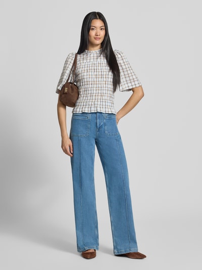 Modelka prezentuje niebieskie jeansy Wide & Loose Fit Jeans aus Baumwoll-Mix od Jake*s Casual, Ganzkörperansicht von vorne.