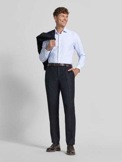 Mannelijk model draagt Slim Fit Business-Hemd mit Kentkragen van Jake*s, materiaalmix met stretch, knoopsluiting, ruglengte 80 cm, schouderbreedte 44 cm, mouwlengte 68 cm, kleuren lichtblauw en donkerblauw, gladde textuur, slim fit overhemd, volledig lichaamszicht voorkant.