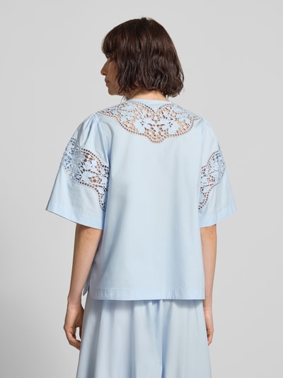 Frauenmodel trägt Regular Fit Bluse mit Spitze Modell 'Rooma Cotoni' von MOS MOSH in Hellblau aus reiner Baumwolle, Rückenansicht, Damen Bluse mit Rundhalsausschnitt, Knopfleiste, Rückenlänge 60 cm, Ärmellänge 34 cm, luftige Textur, Ganzkörperansicht Rückansicht.