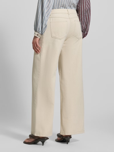 Frauenmodel trägt Wide Fit Jeans mit Strukturmuster von Jake*s Casual in Creme mit Eingriff- und Gesäßtaschen, Reine Baumwolle, Ganzkörperansicht Rückansicht.