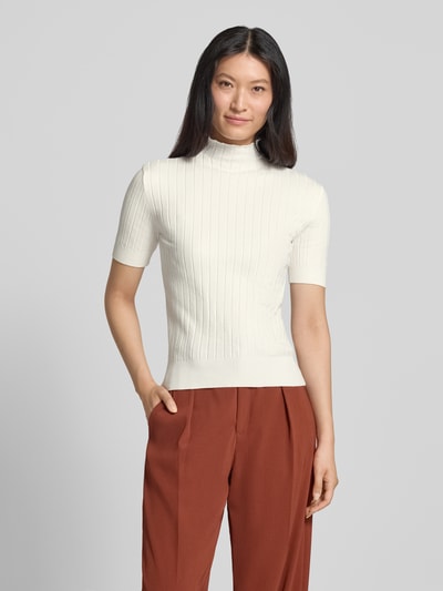 Frauenmodel trägt Bluse aus Viskose-Mix in Strick-Optik von MORE & MORE, cremefarben, Stehkragen, Kurzarm, enganliegend, Ganzkörperansicht von vorne.