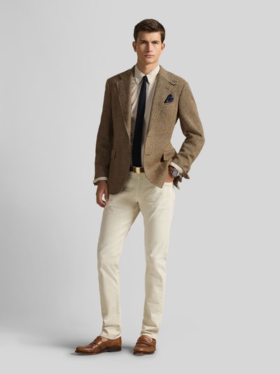 Männermodel trägt Slim Fit Freizeithemd aus Baumwoll-Mix von Polo Ralph Lauren, efekt: wzór na całej powierzchni, wzór w paski, kołnierzyk typu button down, listwa guzikowa na całej długości, wyhaftowane logo, długi rękaw, sportowy mankiet, wykończenie: cieniowana przędza, materiał: mieszanka bawełny, Ganzkörperansicht von vorne.