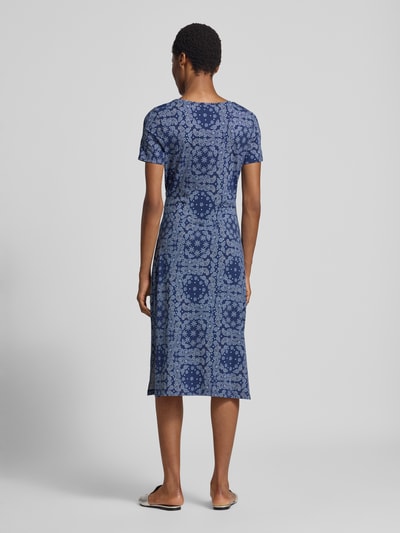 Frauenmodel trägt Tailliertes Freizeitkleid aus Baumwoll-Mix von s.Oliver RED LABEL in Dunkelblau mit hellem Muster, Ganzkörperansicht Rückansicht.