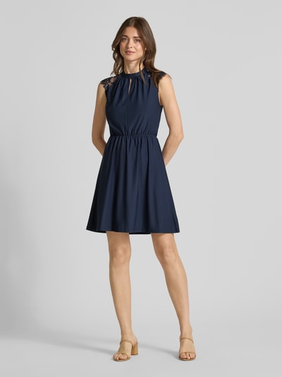 VERO MODA Tailliertes Freizeitkleid mit Spitzenbesatz Modell 'MILLA' Dunkelblau 1