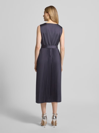 Frauenmodel trägt Midikleid mit Plisseefalten und Bindegürtel von Comma im Material-Mix mit Stretch-Anteil, A-Linie, Rückenlänge 35 cm, Brustweite 40 cm, Ganzkörperansicht Rückansicht.