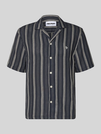 Produktfoto, Relaxed Fit Freizeithemd mit Logo-Stitching von REVIEW in Dunkelblau mit sandfarbenen Streifen, Reverskragen, Knopfleiste, Rückenlänge 69 cm, Schulterbreite 49 cm, Ärmellänge 27 cm, strukturierte Baumwollmischung.
