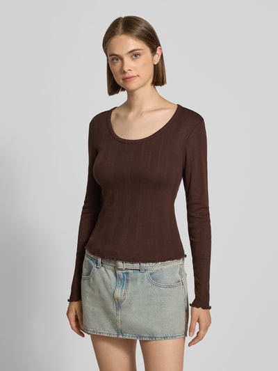 Frauenmodel trägt Slim Fit Langarmshirt mit Baumwoll-Anteil Modell 'TENNA' von ONLY, braun, feine Rippenstruktur, Damen Langarmshirt von ONLY, Ganzkörperansicht von vorne