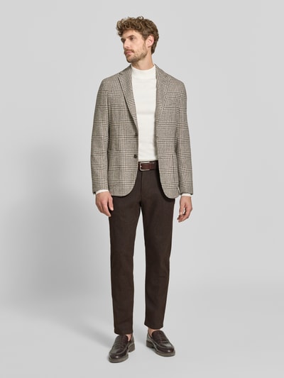 Männermodel trägt slim fit chino van katoenmix Model 'MILES' van Selected, Heren chino, bruine tinten, Ganzkörperansicht von vorne.