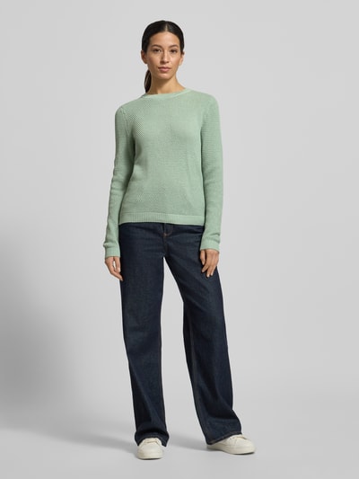 Frauenmodel trägt Strickpullover mit gerippten Abschlüssen Modell 'dalo' von Vila in Mint, Slim Fit, reine Baumwolle, Ganzkörperansicht von vorne.