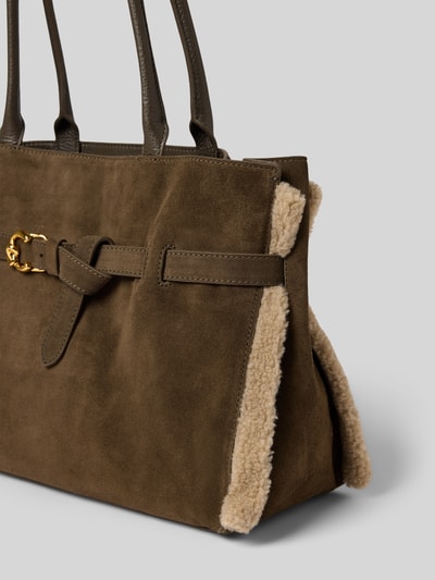 Produktfoto, Handtasche aus echtem Leder Modell 'Sabine' von Coccinelle in Oliv mit Wildleder-Optik, beige Fell-Details, rechteckige Form, Kontext: Damen Handtasche, Hauptfach mit Druckknopfverschluss, Schulterriemen, Breite 36 cm, Länge 25 cm, Tiefe 15 cm, Schulterriemen 60 cm.