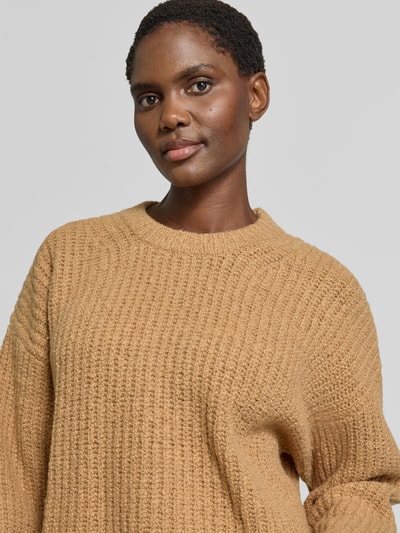 Vrouwenmodel draagt Oversized wollen trui uit wolmix van MICHAEL Michael Kors, ronde hals, structuurpatroon, ribboorden, detailopname bovenlichaam.