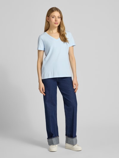 Kobiece model prezentuje Regular Fit T-Shirt aus Baumwoll-Mix od s.Oliver RED LABEL, jasnoniebieski, krój regular fit, gładki jersey, V-neck, krótki rękaw, widok całej sylwetki z przodu.