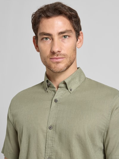 Männermodel trägt Relaxed Fit Freizeithemd aus Leinen-Baumwoll-Mix von Tom Tailor Denim, Optik: Unifarben, Nahaufnahme Oberkörper