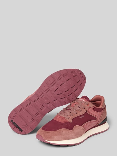 Produktfoto, Sneaker aus Leder-Mix mit Logo-Detail Modell 'City' von HOFF, abgerundete Passform, rot-rosa Farbtöne, strukturierte Oberfläche, Absatzhöhe 2 cm, Schafthöhe 9 cm, Schaftweite 8 cm