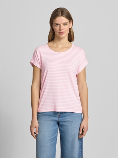 Frauenmodel trägt Regular Fit T-Shirt aus Viskose-Mix Modell 'MOSTER' von Only, Optik: Unifarben, Two-Tone, gestreift, Rundhals, Kurzarm, fixierter Umschlag, Jersey, Ganzkörperansicht von vorne.