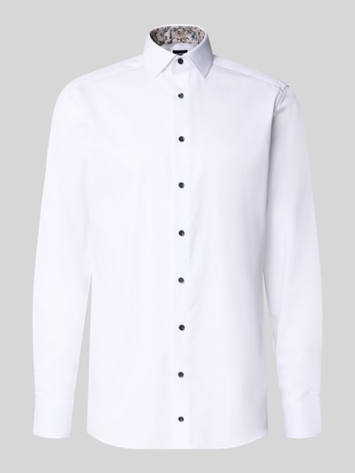 Produktfoto, weißes Modern Fit Businesshemd mit extra langem Arm von OLYMP für Herren, glatte Oberfläche, schwarze Knöpfe, neutraler Hintergrund