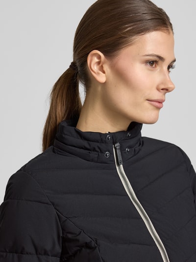 Vrouwenmodel draagt Slim Fit Jacke in stiksels van G.I.G.A. DX, zwart, logodetail, ritssluiting, detailopname zijaanzicht