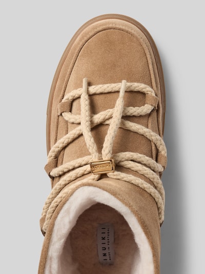 Produktfoto, Boots aus echtem Leder mit Logo-Detail von INUIKII, beiges Leder, abgerundete Passform, profilierte Sohle, Detailaufnahme, Damenmodell, Schafthöhe 11 cm, Schaftweite 11 cm, Absatzhöhe 3 cm
