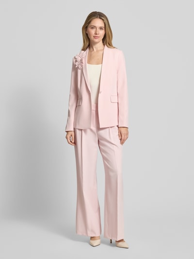 Vrouwenmodel draagt Wide Fit stoffen broek met persplooien van Christian Berg Woman Selection, elastische materiaalmix, achterzakken, haakjes- en ritssluiting, bandwijdte maat 36: 40 cm, binnenbeenlengte maat 36: 79 cm, wide fit, pastelroze, gladde stof, geheel vooraanzicht