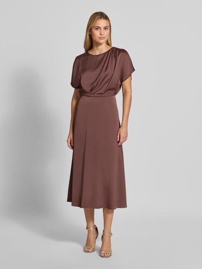 Frauenmodel trägt Midikleid aus Satin von SWING in Braun, taillierte Passform, Rundhalsausschnitt, kurzärmelig, Ganzkörperansicht von vorne.