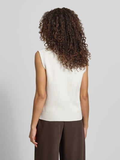 Vrouwenmodel draagt Regular Fit mouwloos vest uit viscosemix model 'MILLA' van VILLA SOPHIE, look: effen, ribtricot, rompzoom geribd, labelpatch, ronde hals, knoopsluiting, materiaalverwerking: ribtricot, kleur: licht, achterkant volledig zichtbaar, volledig lichaam achteraanzicht.