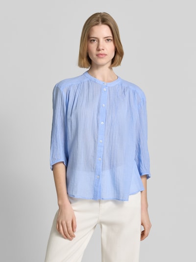 Frauenmodel trägt Relaxed Fit Hemdbluse aus reiner Baumwolle von s.Oliver RED LABEL in Hellblau, Hahnentritt-Muster, Webware, Ganzkörperansicht von vorne
