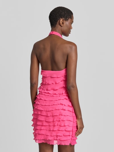 Frauenmodel trägt Neckholder-Cocktailkleid im Stufen-Look von Lipsy in kräftigem Pink, strukturierte Stoffoptik, Rückenlänge 66 cm, Brustweite 37 cm, Minikleid, Gerader-Schnitt, Ganzkörperansicht Rückansicht.