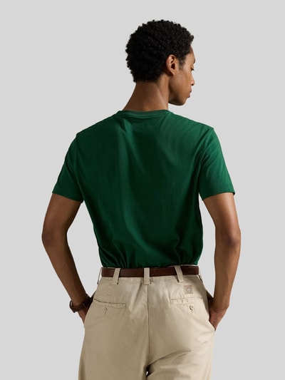Męski model nosi Regular Fit T-Shirt aus reiner Baumwolle von Polo Ralph Lauren, zielony, krój regular fit, czysta bawełna, tył, pełny widok ciała.