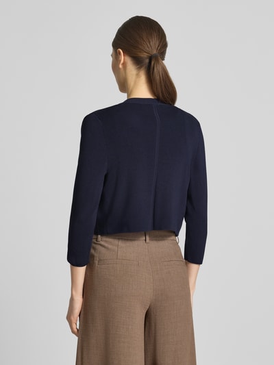 Frauenmodel trägt Strickjacke in offener Passform mit 3/4-Arm von comma, dunkelblau, glatte Textur, Rückenansicht, Viskose-Mix