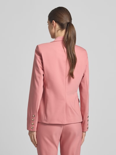 Frauenmodel trägt Regular Fit Blazer mit Pattentaschen Modell 'Blake' von MOS MOSH in Rosa, Baumwoll-Mix, Ganzkörperansicht Rückansicht.